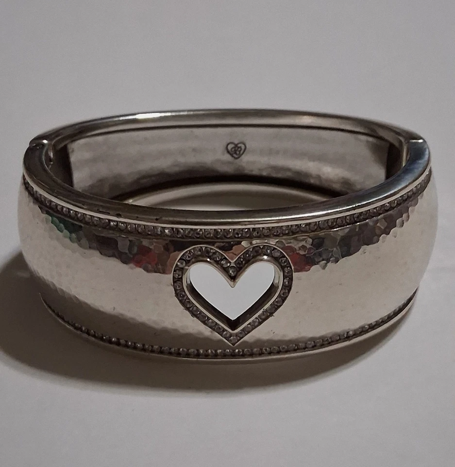 Pulsera DE COLECCIÓN BRIGHTON 1" ANCHO CRISTAL SWAROVSKI PLATA CORAZÓN Martillado Foto 2 de 4
