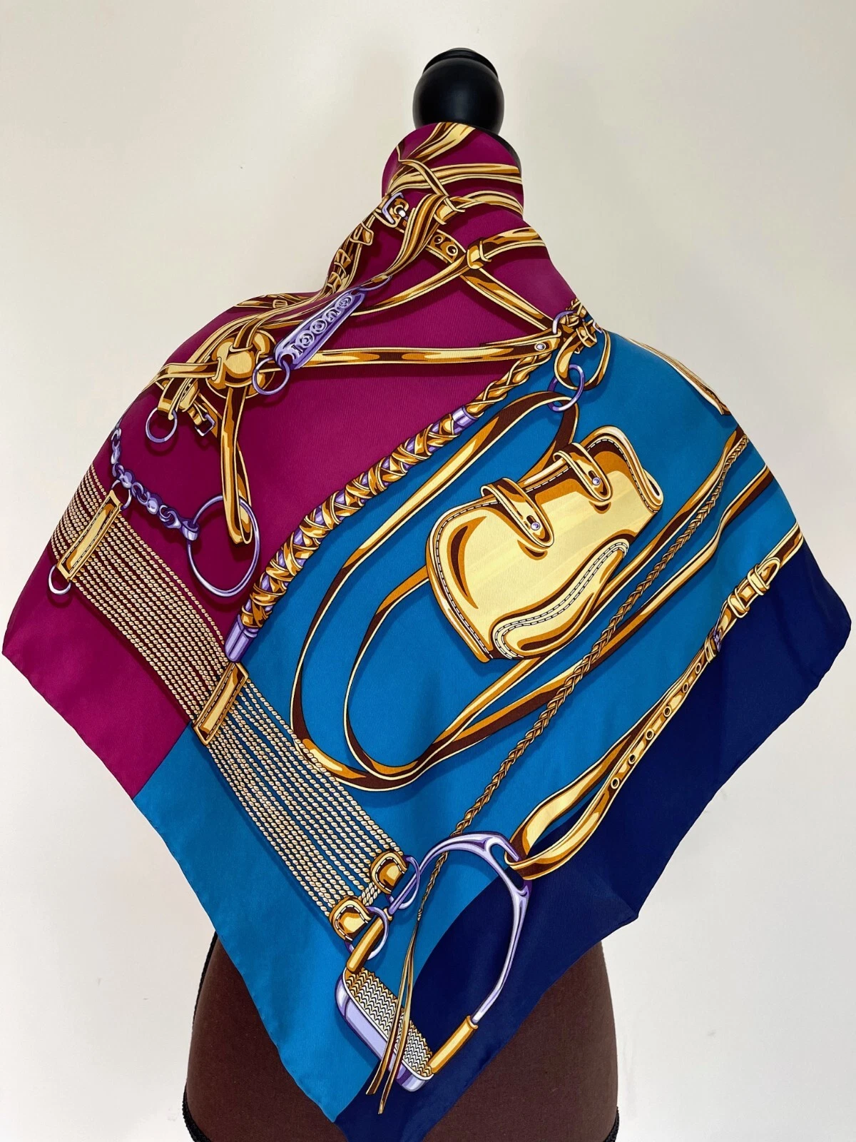 Écharpe unisexe Gucci Silk Wrap logo GG bleu équestre violet avec boîte cadeau Gucci