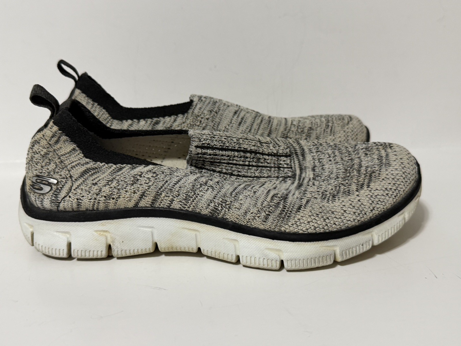 Women Skechers Slip on Black & White shoes Very Light sz 6 Memory Foam