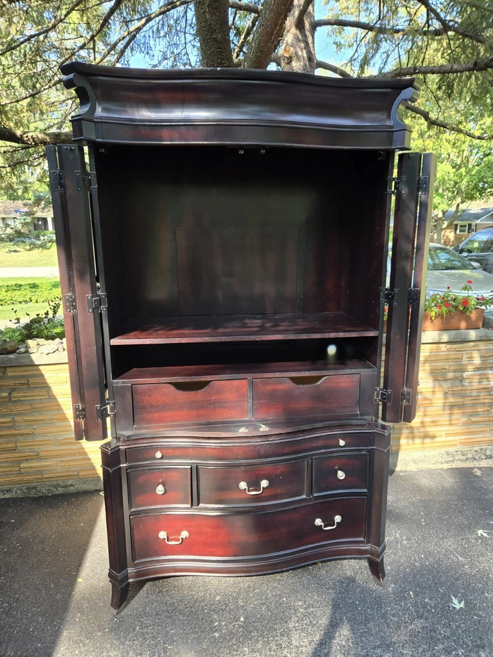 Juego de dormitorio Magnussen Home Furniture Joplin, armario, tocador, espejo Foto 4 de 4