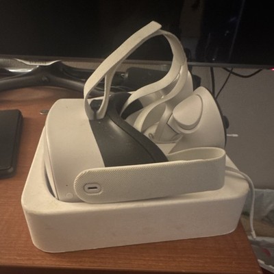 Meta Oculus Quest 2 Standalone VR Headset White USB-C with Controller