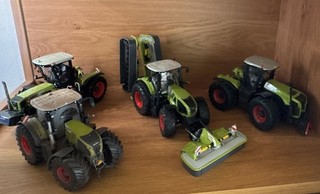 Universal Hobbies CLAAS Traktor 1:32 Sammlung