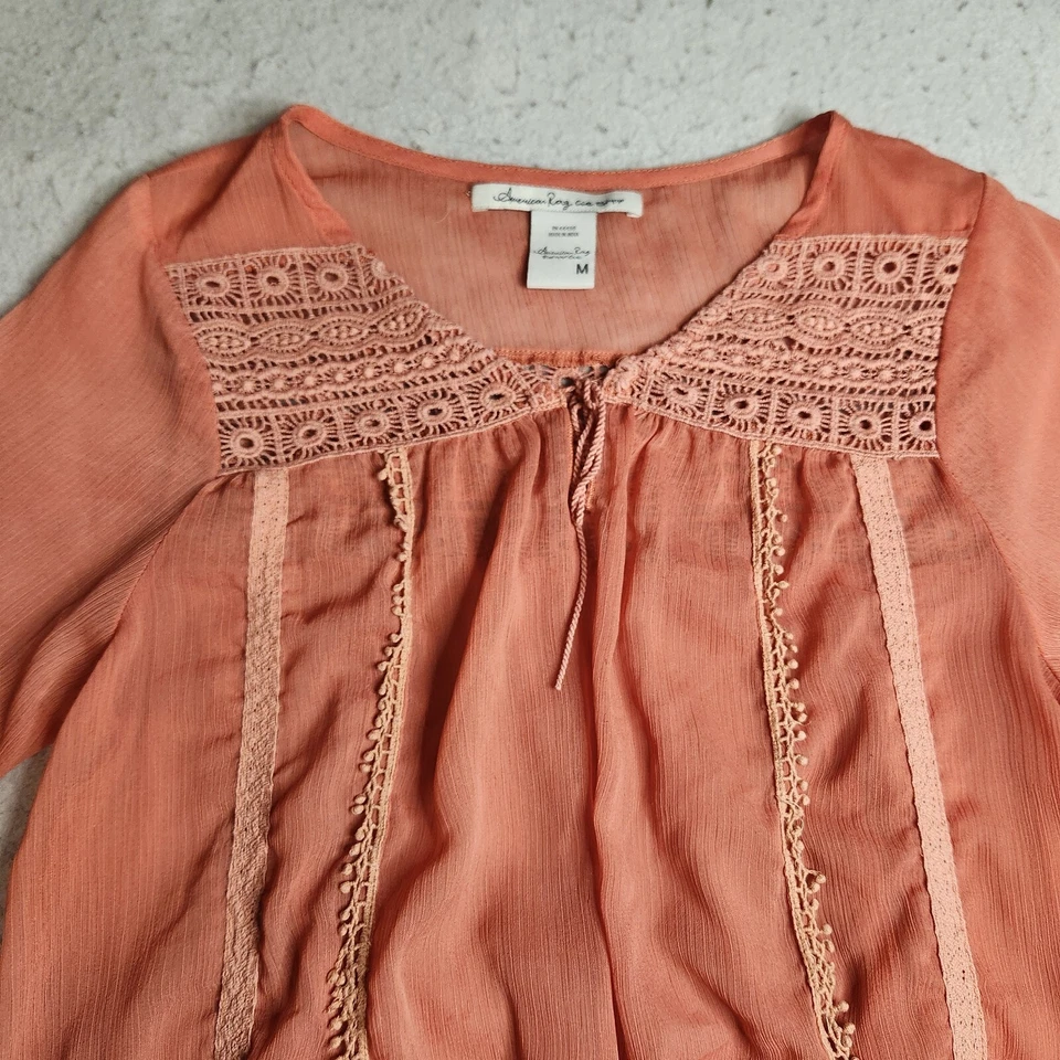 Blusa American Rag para mujer talla M melocotón encaje ribete cuello en V manga larga campesina Foto 2 de 4
