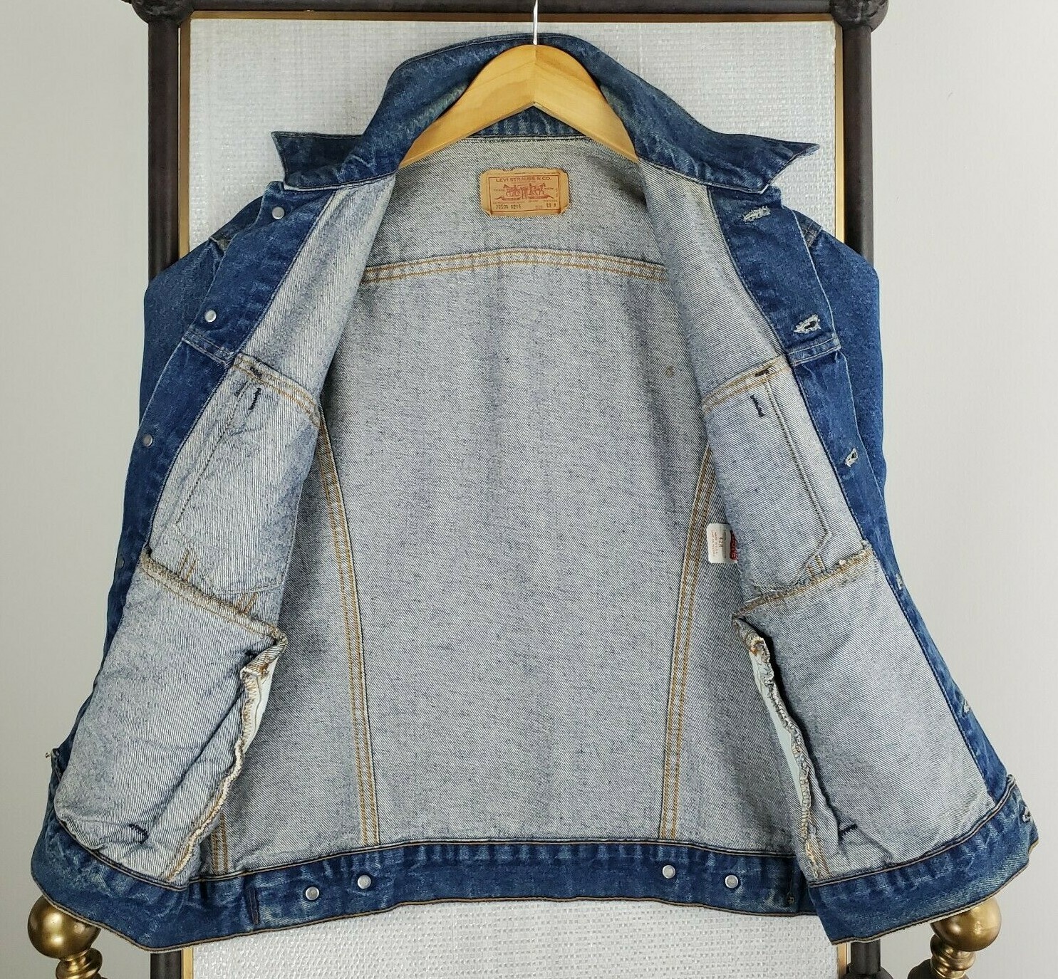 VTG LEVIS Size 42 Regular Medium Made in USA Mens Blue Denim Trucker Jacket image 9