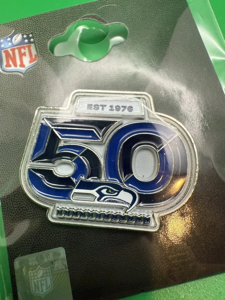 Seattle Seahawks 2025 - 50 Aniversario Pin Botón NUEVO en Bolsa Foto 2 de 2