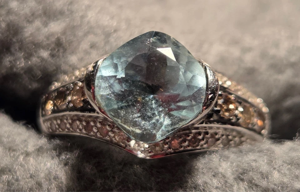 Anillo redondo Le Vian 14K WG 1 3/8 quilates acuarmarina y diamantes 1/8 talla 7 Foto 2 de 4