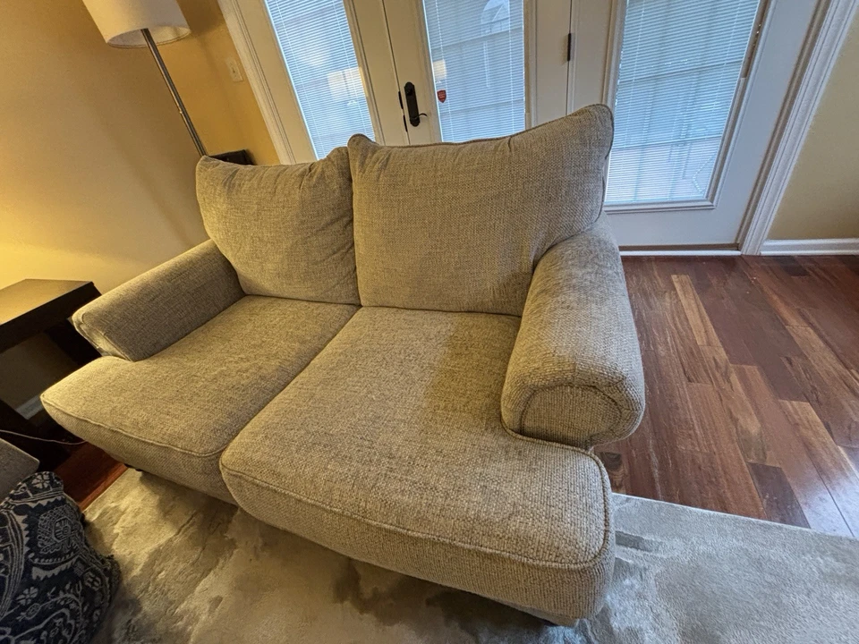 Sofá loveseat con almohadas Ashley Furniture en gris 72”x44”x35” Foto 2 de 3