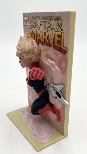 LootCrate 2019 Marvel Captain Marvel 3D Comic Standee - Picture 4 of 5