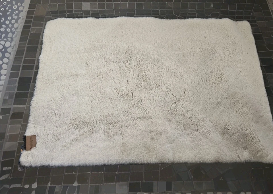 Tapete de banho Kooburra by UGG pele de carneiro falso 25"x38" tapete de luxo de pelúcia creme - Imagem 2 de 4