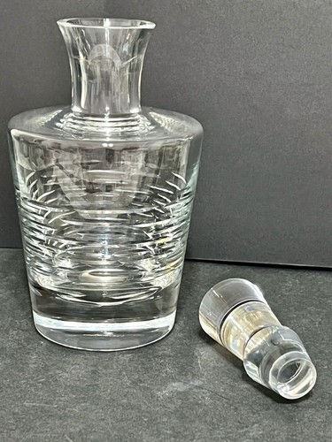 Jarra de whisky de cristal Calvin Klein con tapón transparente con líneas horizontales 10,75"h - Imagen 11 de 17