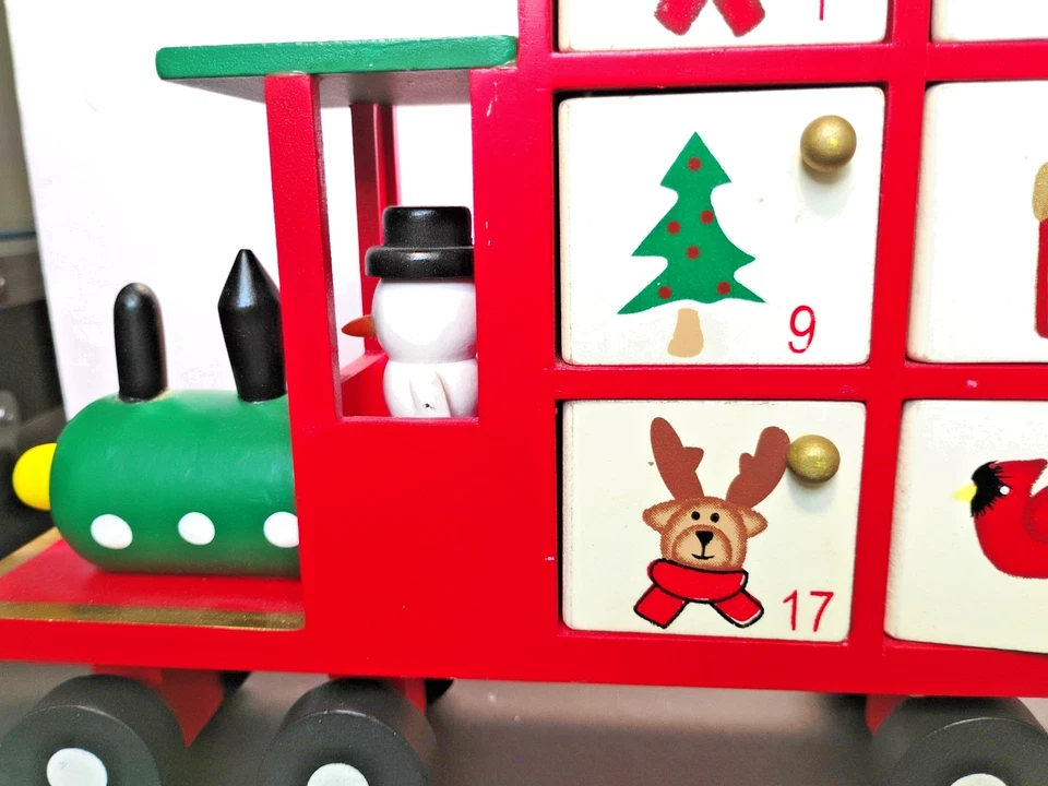 Calendario de Adviento de Madera de Navidad Tren Grande con Cajones y Versos de Festive UK Foto 3 de 4
