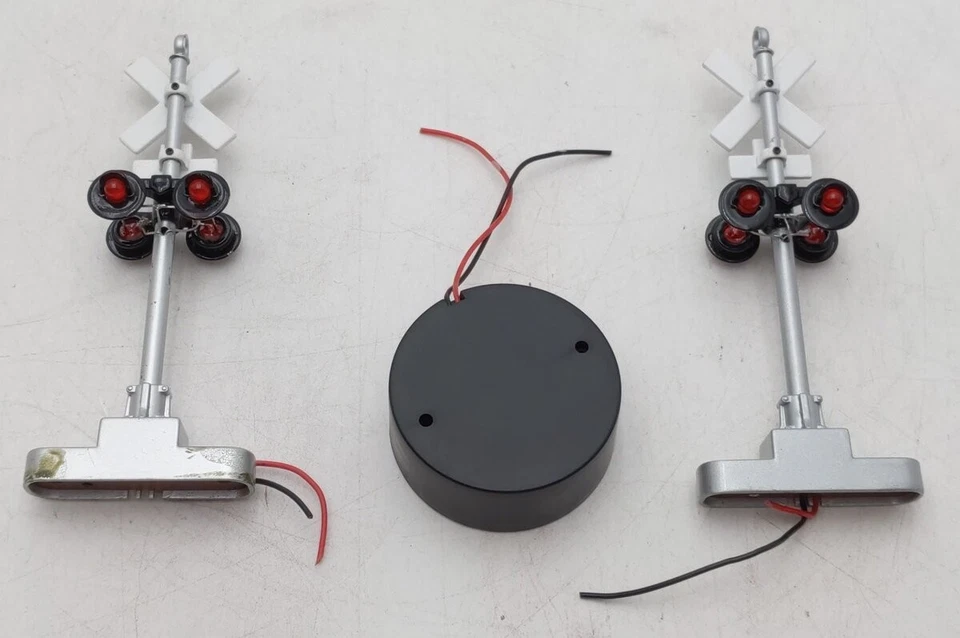 MTH 30-11014 O Scale RailKing Crossing Flasher W/Sound Operating (Set of 2) EX - Image 4 of 4