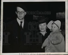 1944 Press Photo Mr. and Mrs. James Wyld of Guatemala with son Guy - nee35132