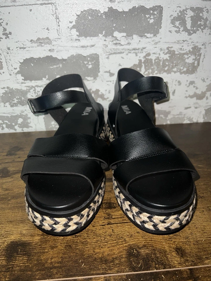 ¡NUEVO CON ETIQUETAS! Zapatos de cuña MIA Lydia talla 9,5 negros - hermosos viajes de vacaciones Foto 2 de 4