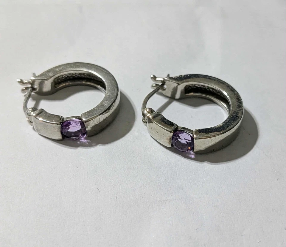 Pendientes de aro Huggie de plata de ley con amatista genuina con bolsa de terciopelo Foto 3 de 4