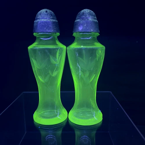 1930's Depression Era Hazel Atlas Etched Uranium Green Salt & Pepper Shakers 5"