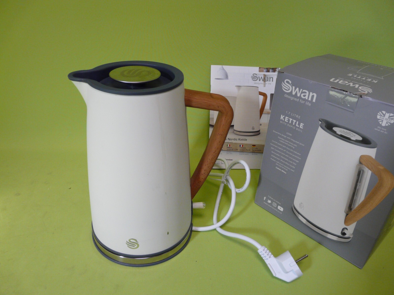 Swan Nordic Wasserkocher, modernes Design, 1,7 l, 2200 W, Griff in Holzoptik