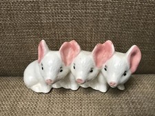 Three 3 Pigs Piglets Ceramic Figurine White Pink 4