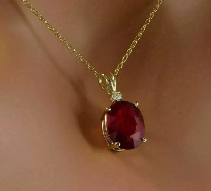 Collar colgante solitario de diamantes rubí creado en laboratorio de 2 quilates enchapado en oro amarillo de 14 quilates Foto 3 de 4
