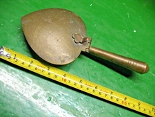  VINTAGE SILENT  BUTLER   HINGED   ASH PAN  HEART SHAPED    SOLID   BRASS 