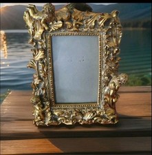 Goldfarbener Bilderrahmen mit Engeldekor ca. 18 x 26 cm