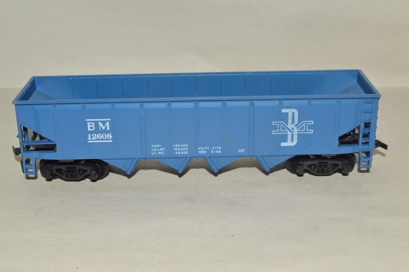 HO scale Tyco Boston & Maine RR 4 bay coal hopper car train