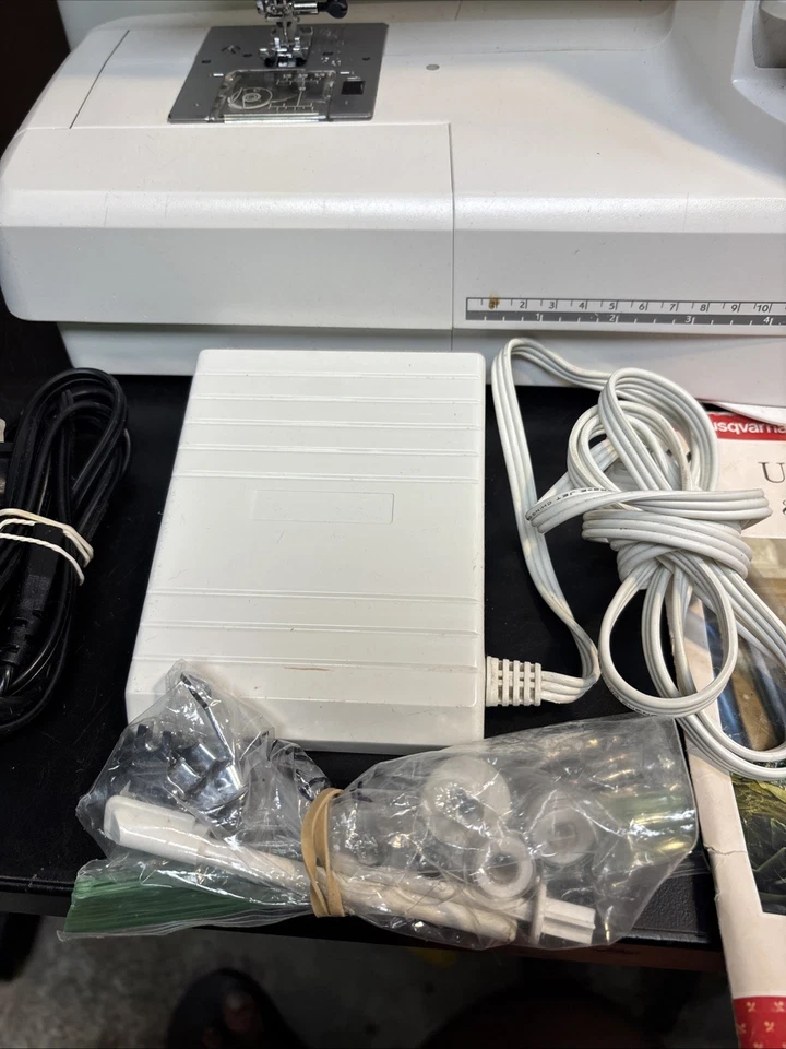 Máquina de coser Husqvarna Viking Emerald 118 con accesorios OEM - FUNCIONA PROBADO Foto 3 de 4