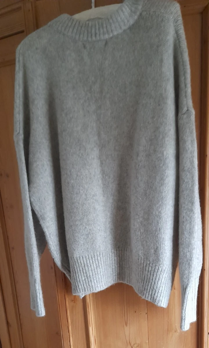 ZARA KNIT LIGHT GREY OVERSIZED JUMPER. SIZE M. V.G.C.