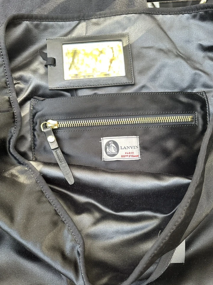 Bolso de Mano Lanvin Damas Negro Satinado con Acentos de Metal Dorado Hecho en España Foto 4 de 4