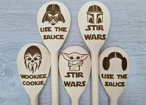 Cucchiaio in legno Star Wars. Il Bambino Baby Yoda Compleanno Inciso Personalizzato Cottura Legno - Foto 1 di 3
