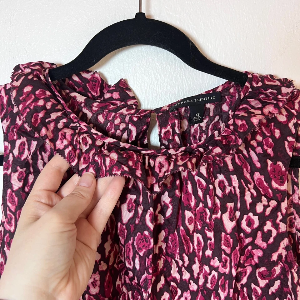 Banana Republic Animal Print Red Pink Keyhole Ruffle Sleeveless Silk Blouse XS - Image 3 of 4