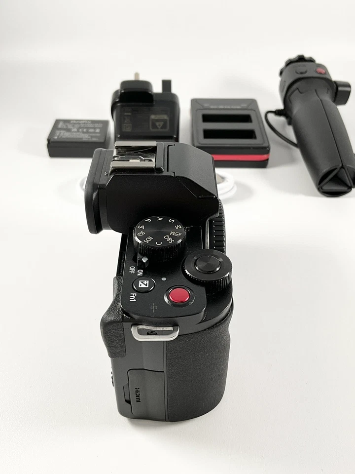 Panasonic LUMIX DC-G100 20.3MP Mirrorless Camera - (Body Only) - Good Condition, photo 3 of 5
