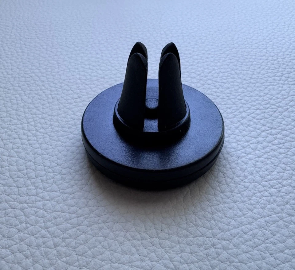 TechMatte Magnetic Universal Car Air Vent Phone Mount - Preowned - Image 4 of 4