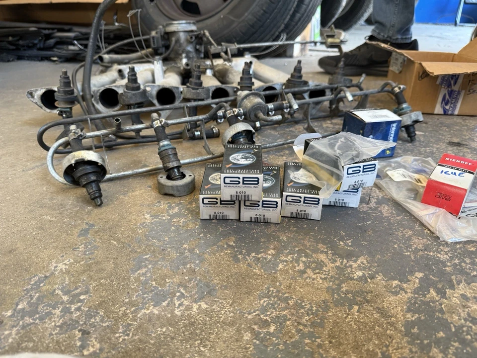 Volvo 164 Intake Manifold With Throttle Body , 2 Fuel Rails 10 Injectors + Seals - Image 2 of 4