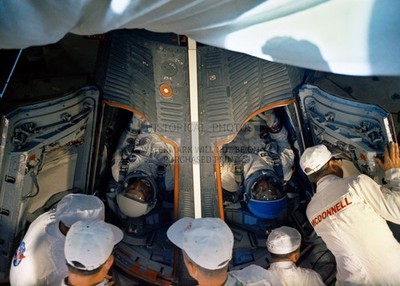 ASTRONAUTS CLOSING HATCHES GEMINI 12 SPACECRAFT 1966 5X7 PHOTO