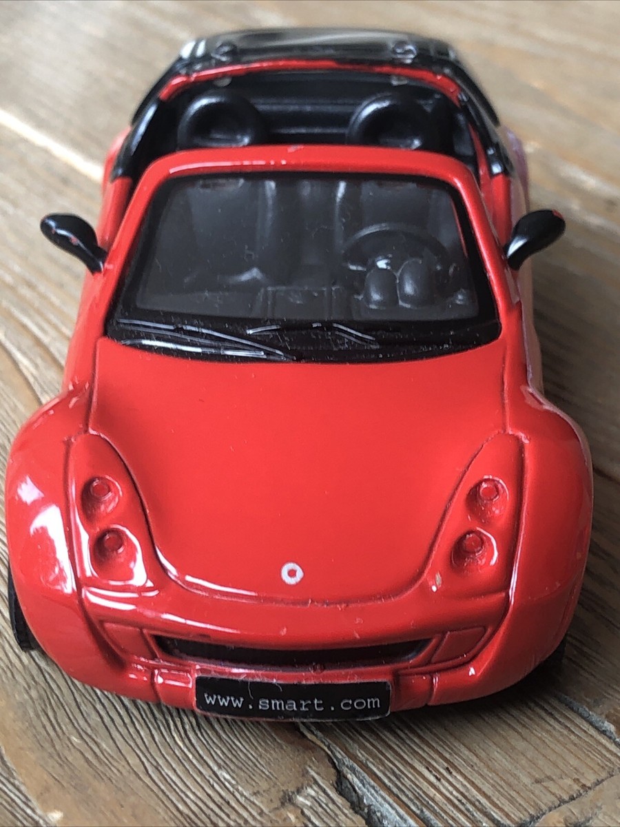 Le coupé Smart City rouge et noir en miniature de Maisto au 1/33e