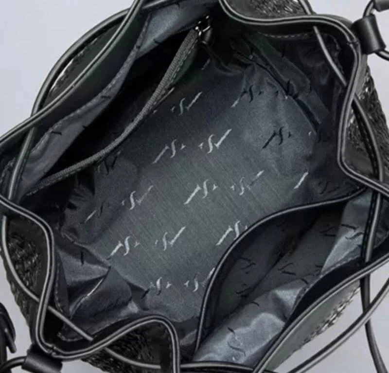 ESTILO # HSV31SB70 - VERA VERA WANG - BOLSO CUBO DE PAJA DE CUERO VEGANO (NEGRO) Foto 2 de 4