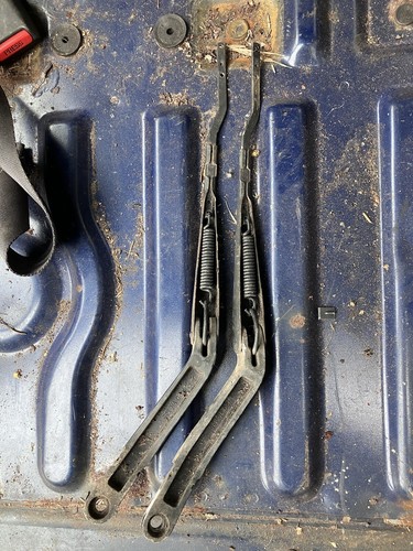 Daihatsu Fourtrak Sportrak Wiper Arms - Picture 2 of 2