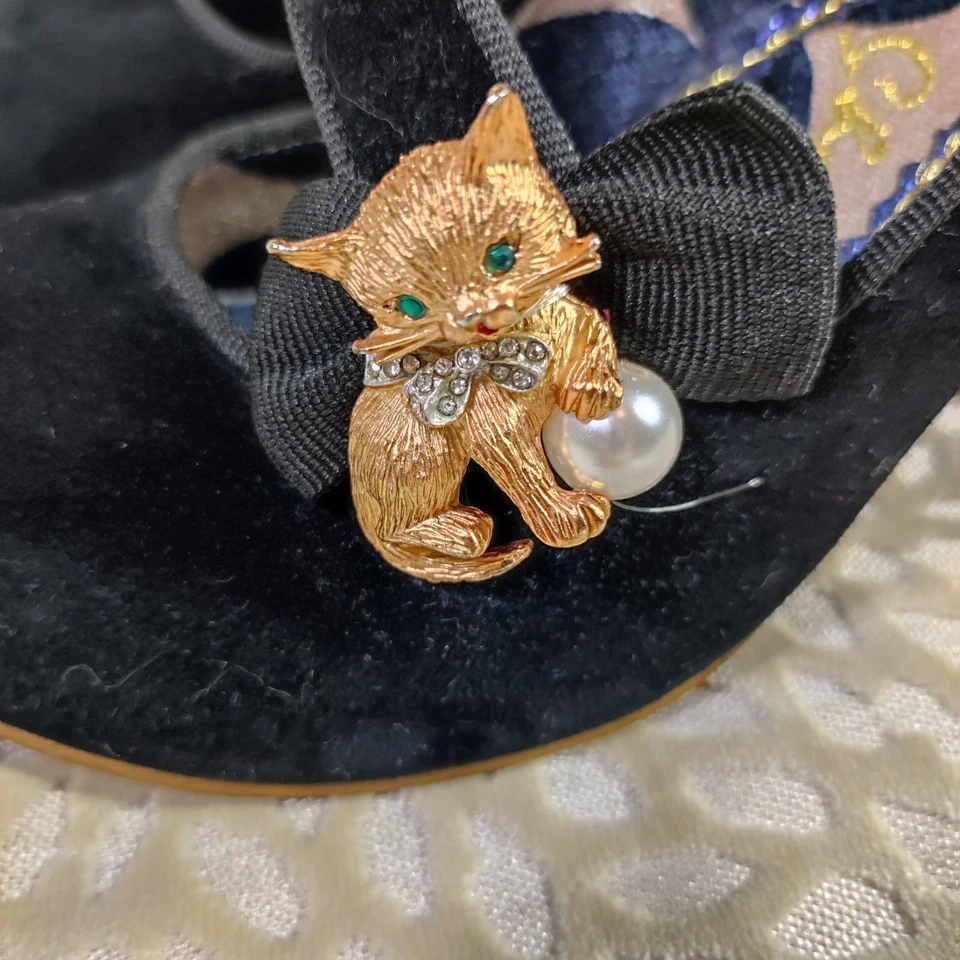 Irregular Choice Mujer Negro Gamuza Tacones de Corte Talla UK 5 Dorado Gato Con Perla Foto 2 de 4