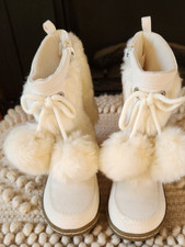 Baby Gap Cream/White Suede Faux Fur Toddler Boots Tassel Tie Heart Soles Sz 10