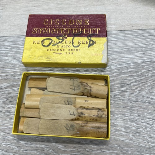 Vintage Ciccone Symmetricut New Process Reeds 20 Pack Alto Sax  #4 Fairs - Used