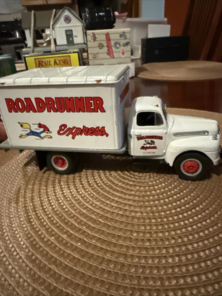 First Gear escala 1:34 réplica fundida a presión de una camioneta Ford F-6 1951 Dry Goods Foto 3 de 4