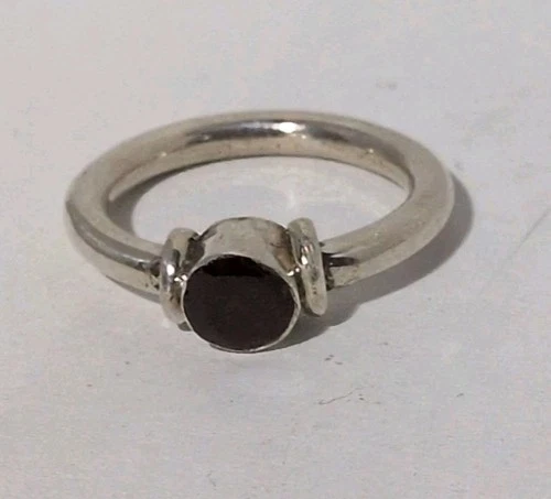 VINTAGE STERLING SILVER FACETED RED GARNET OVAL GEMSTONE TUBE BAND SZ 8.25 RING