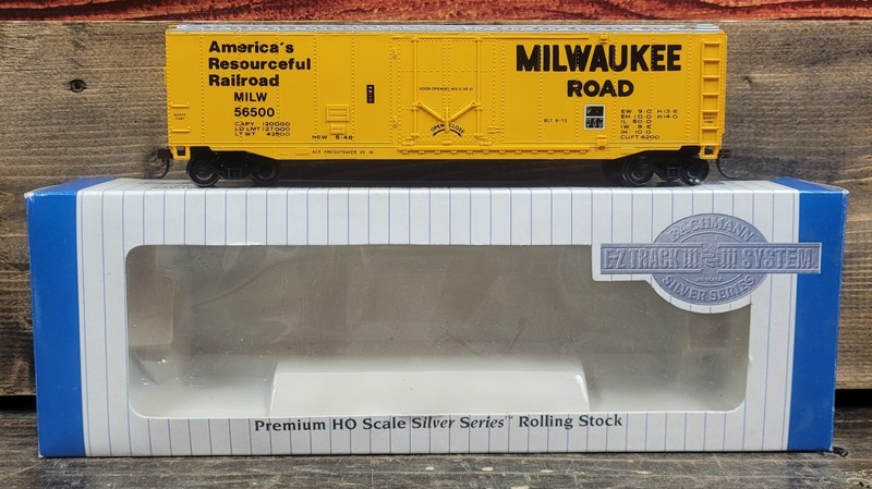 Bachmann Premium HO Silver Series 50' Plug-Door Box Car (Milwaukee Road)