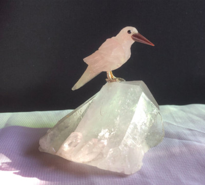 Natürlicher Rosenquarz handgeschnitzter Vogel auf klarem Quarzsockel Specht