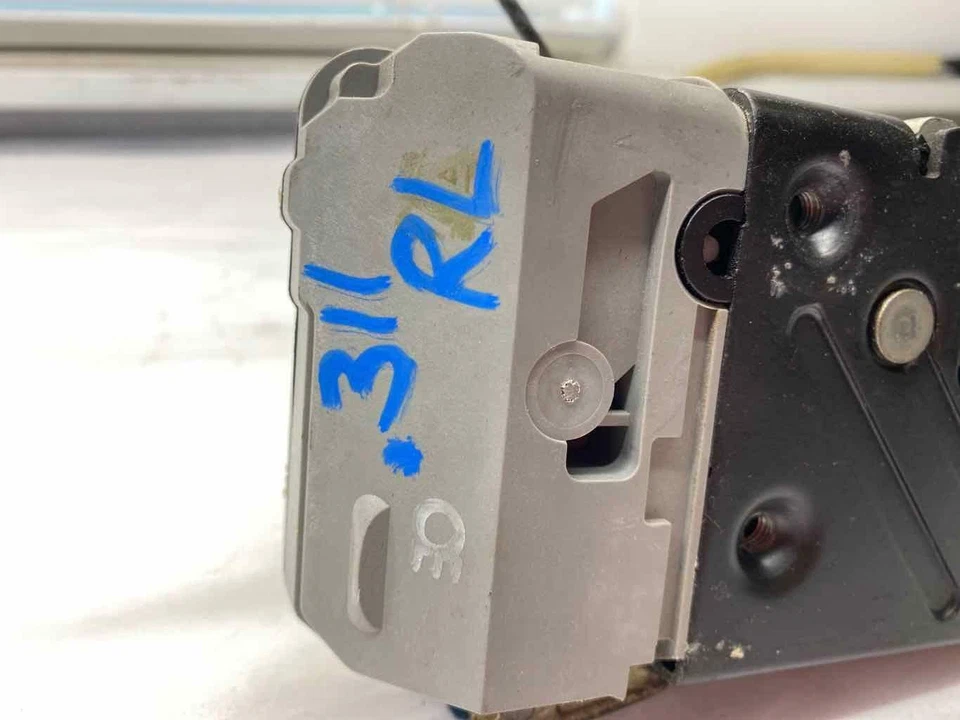 Volvo 60 Series S60 2003 cerradura de pestillo de puerta trasera lado izquierdo del conductor OEM Foto 2 de 4