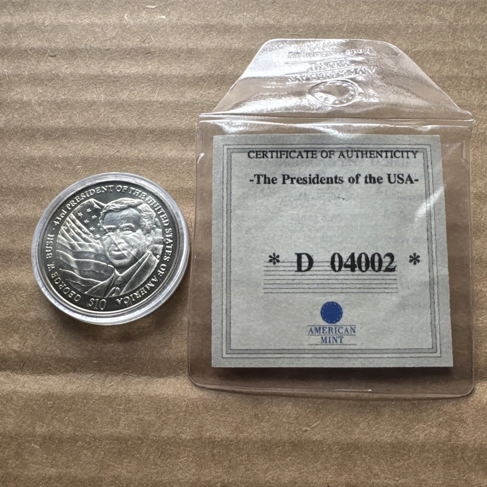 Republic of LIBERIA 10 dollar coin 2001 The President Of USA WITH COA - Image 1 of 4