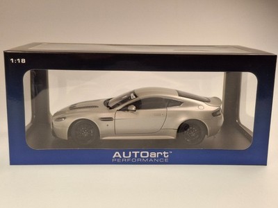 AUTOart|1:18|Aston Martin V12 Vantage S 2015 |Meteorite Silver|70251|Performance