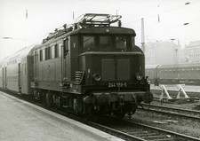 244 128 w Zatoce Lipskiej. Dworzec 1983