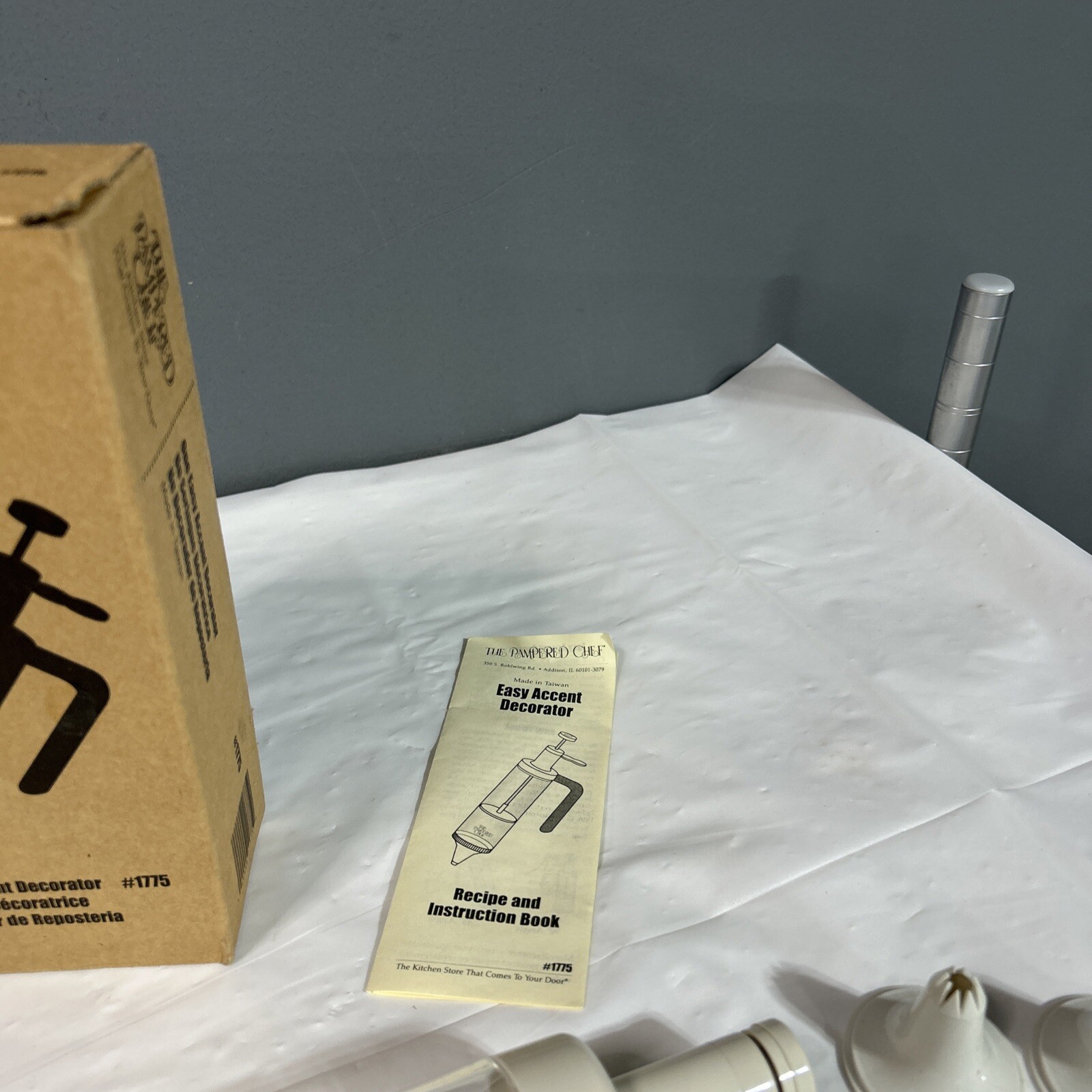 The Pampered Chef Easy Accent Decorator 1775 w/Owner's Manual and 2b